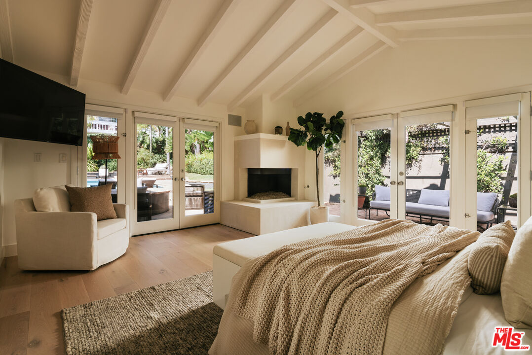 1744 N Doheny Dr