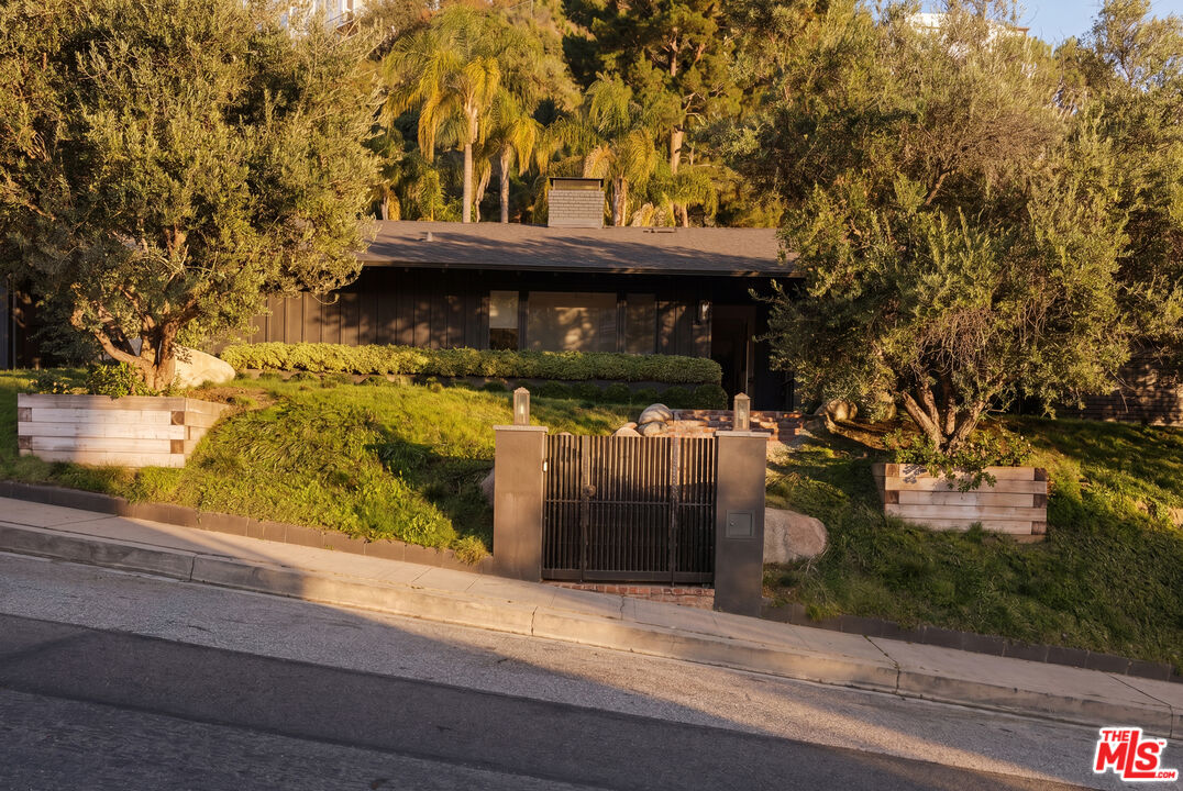 1744 N Doheny Dr