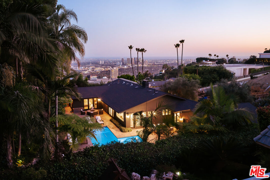 1744 N Doheny Dr