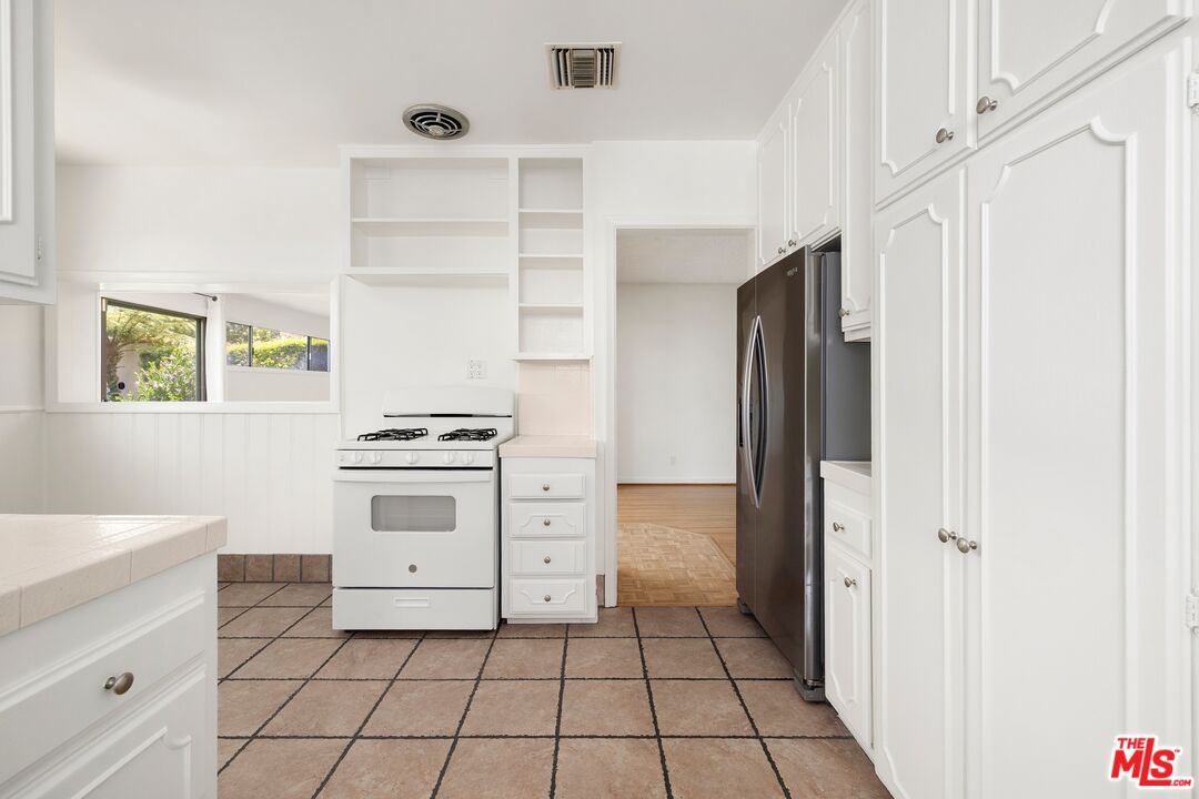 256 S La Peer Dr