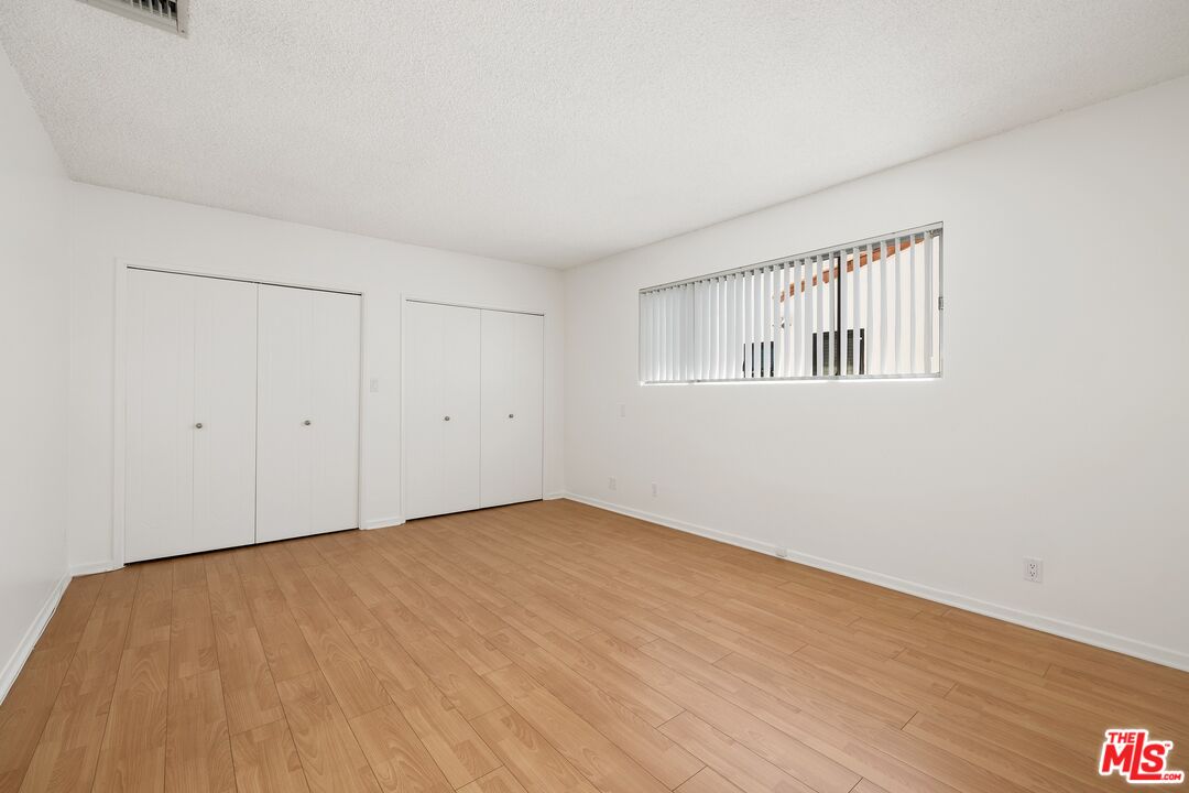 256 S La Peer Dr