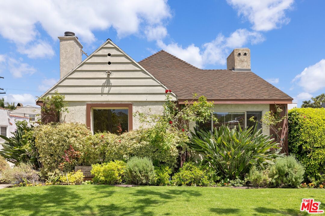 256 S La Peer Dr