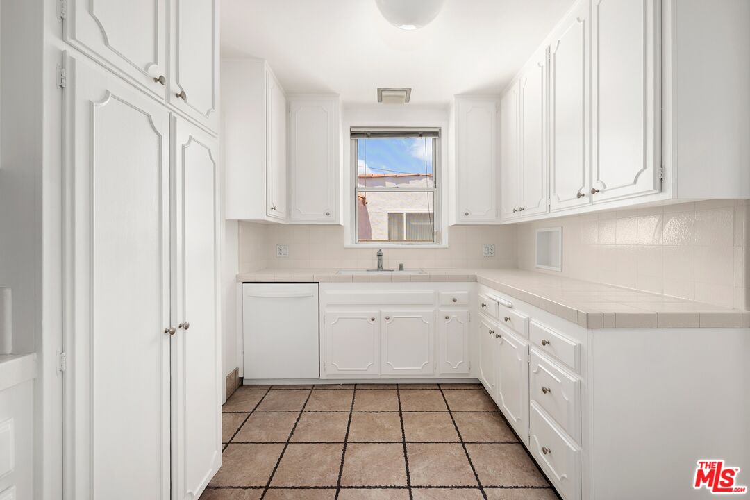 256 S La Peer Dr