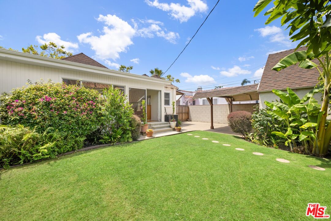 256 S La Peer Dr