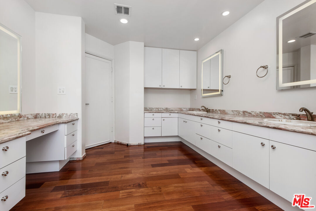7940 Vulcan Dr