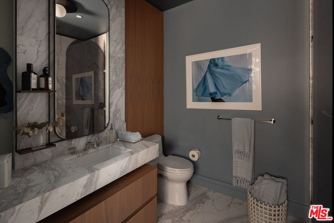 211 W Elm Ct Unit: 17B
