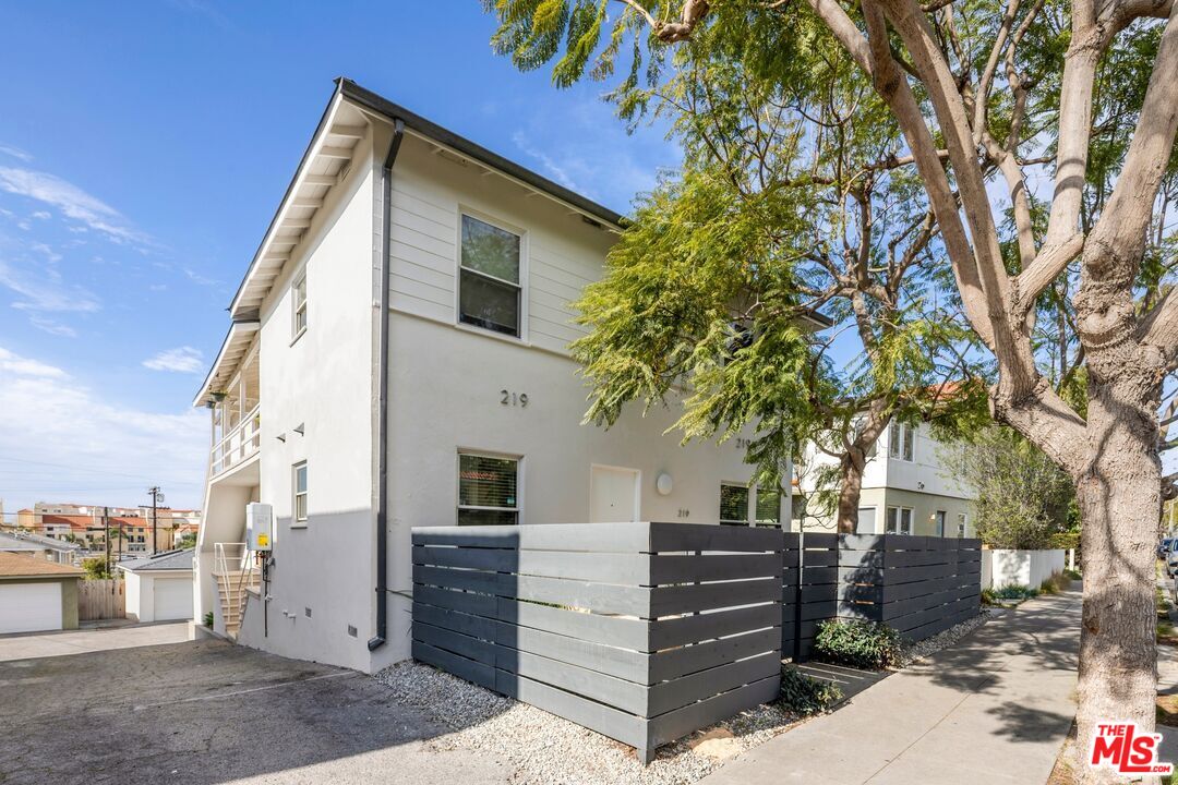 221 3rd Ave