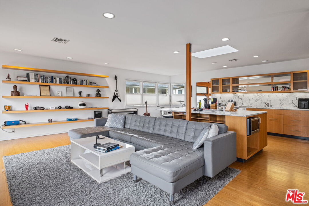 221 3rd Ave