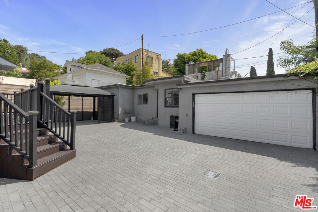 3084 St George St