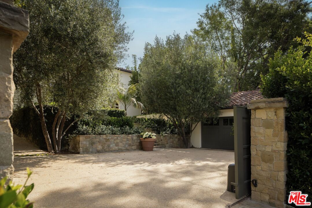 1168 N Doheny Dr