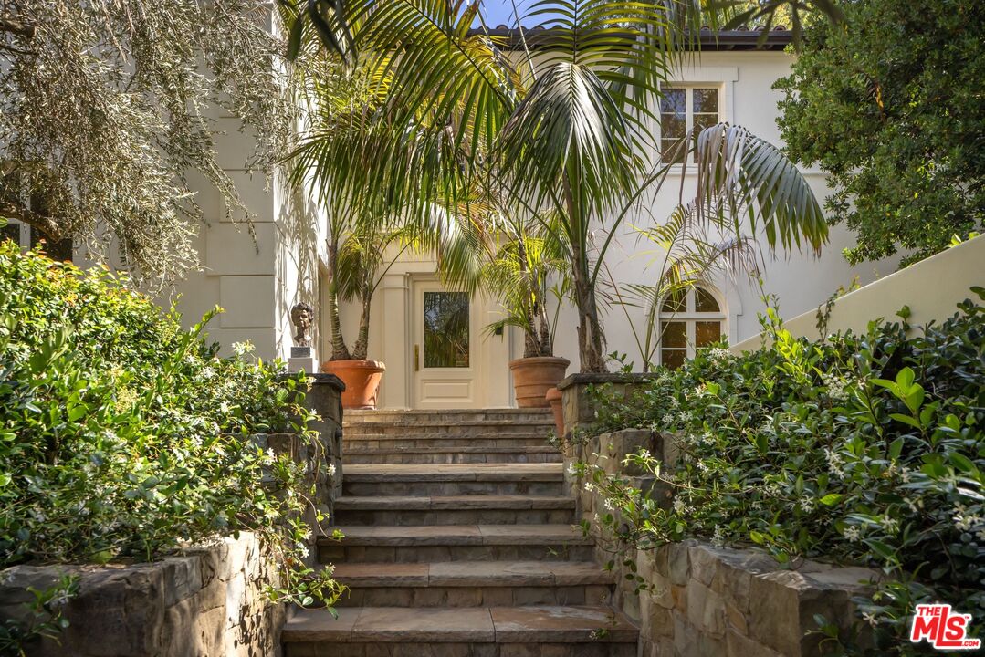 1168 N Doheny Dr