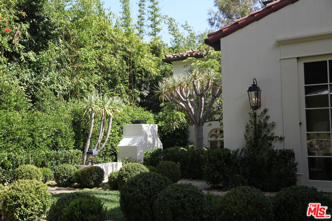 1168 N Doheny Dr