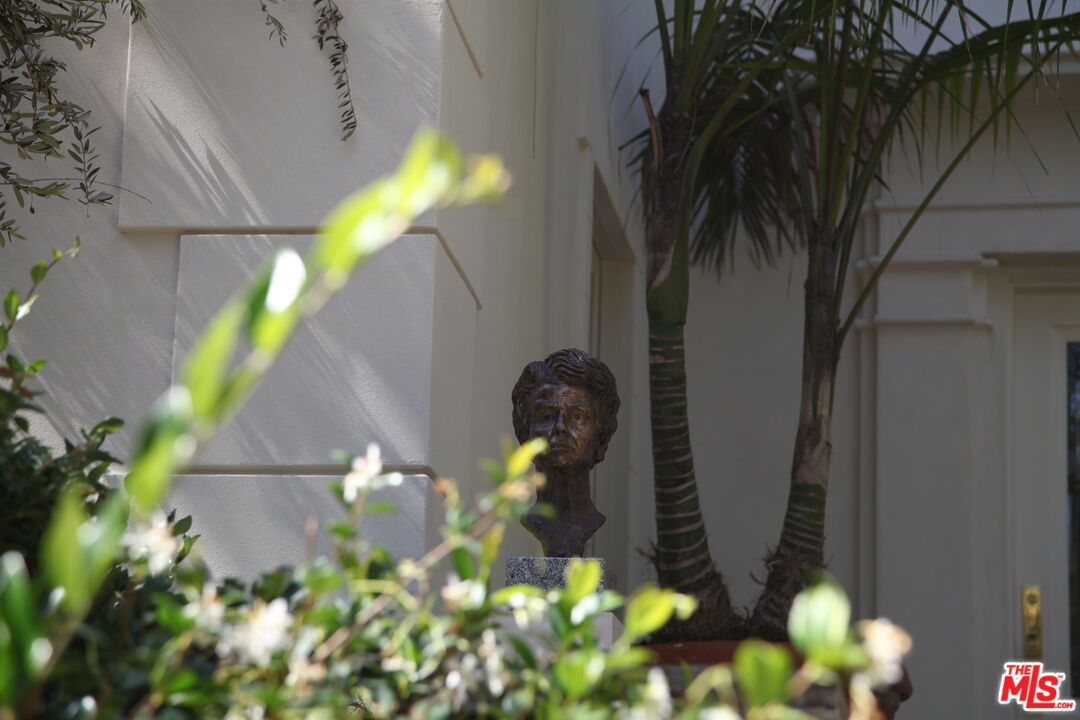 1168 N Doheny Dr