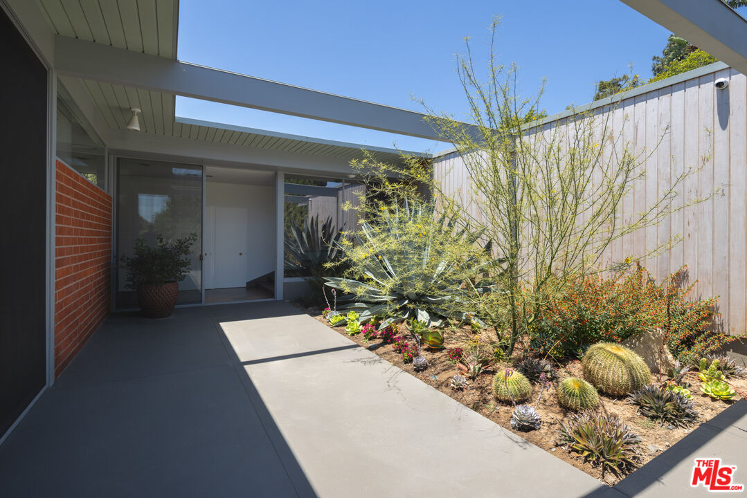 1035 Summit Dr