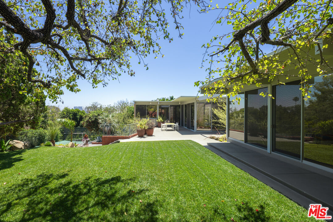 1035 Summit Dr