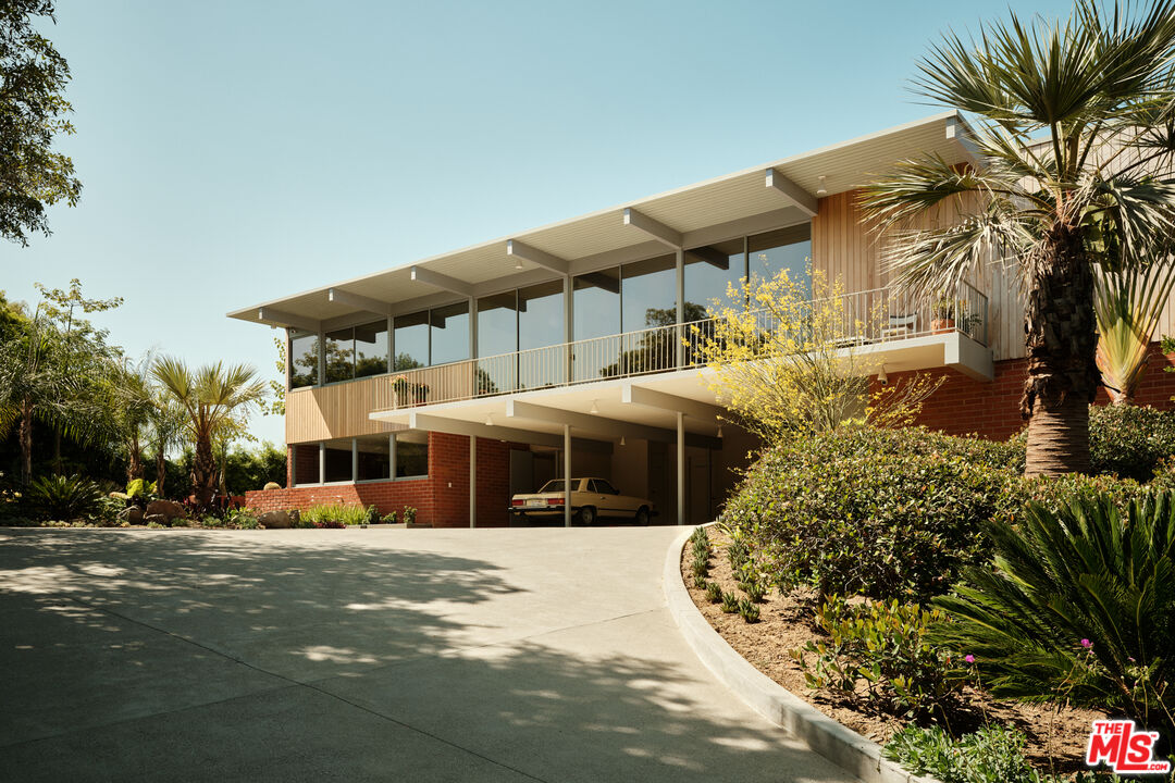 1035 Summit Dr