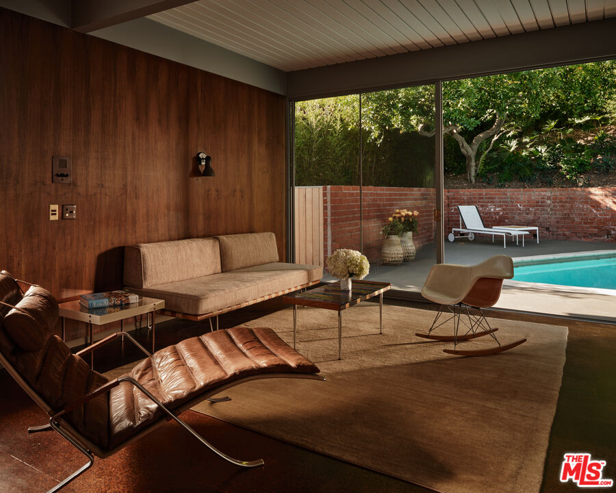 1035 Summit Dr