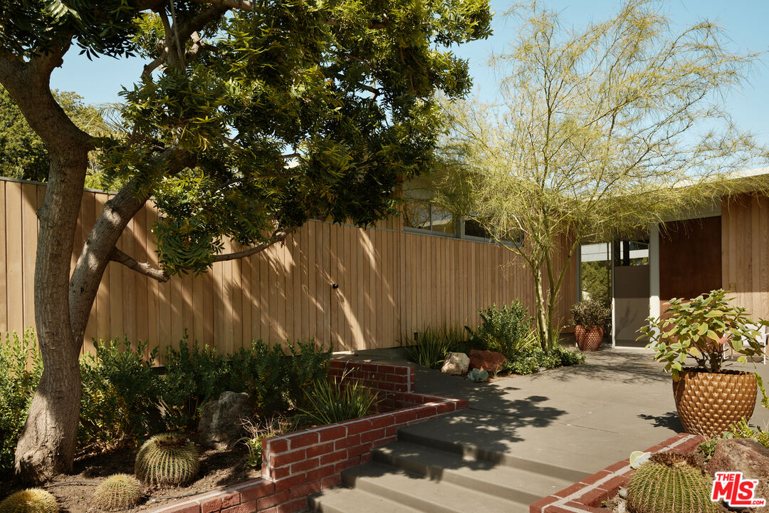 1035 Summit Dr