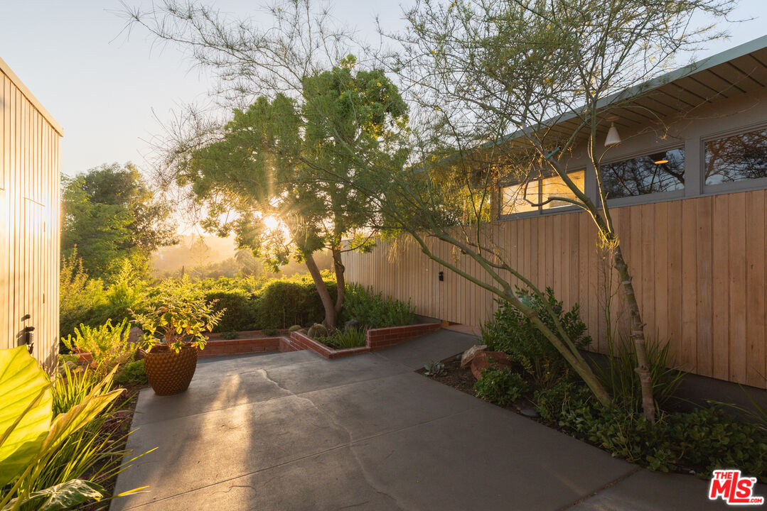 1035 Summit Dr
