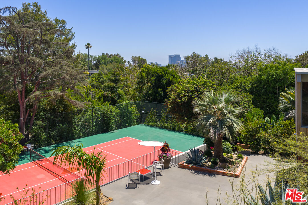 1035 Summit Dr
