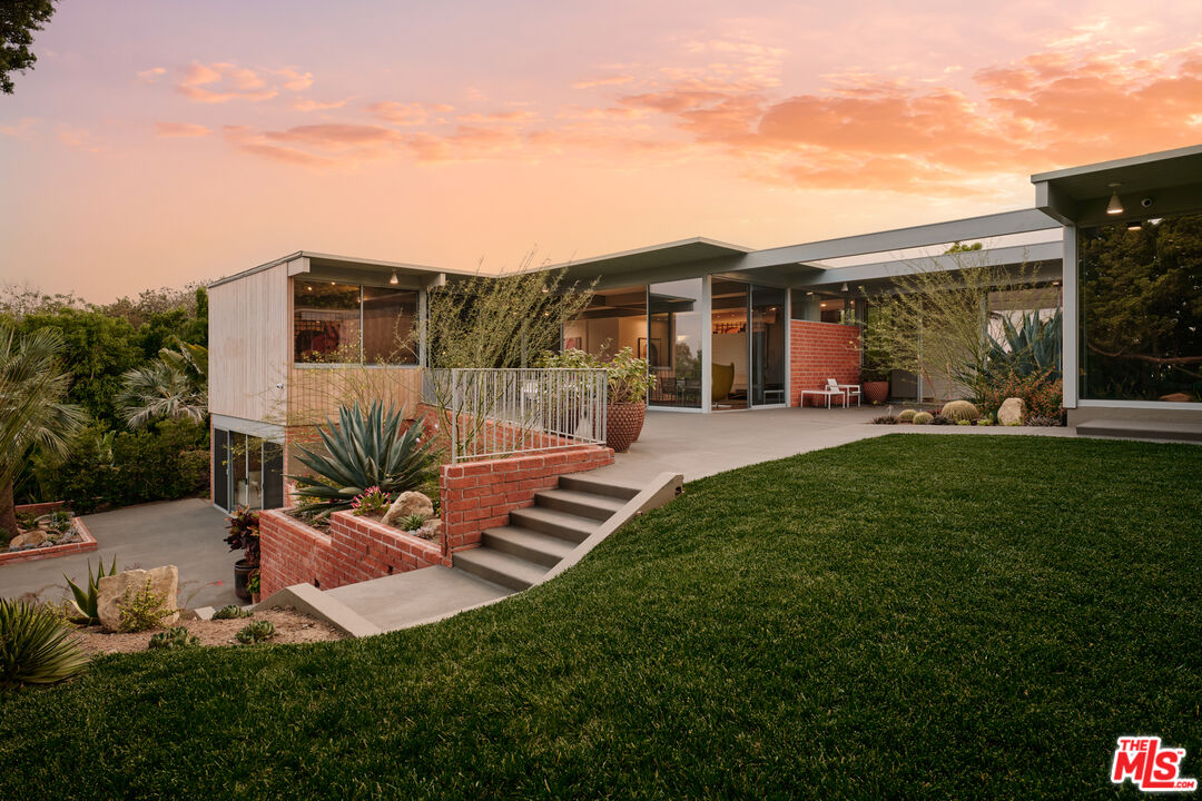 1035 Summit Dr