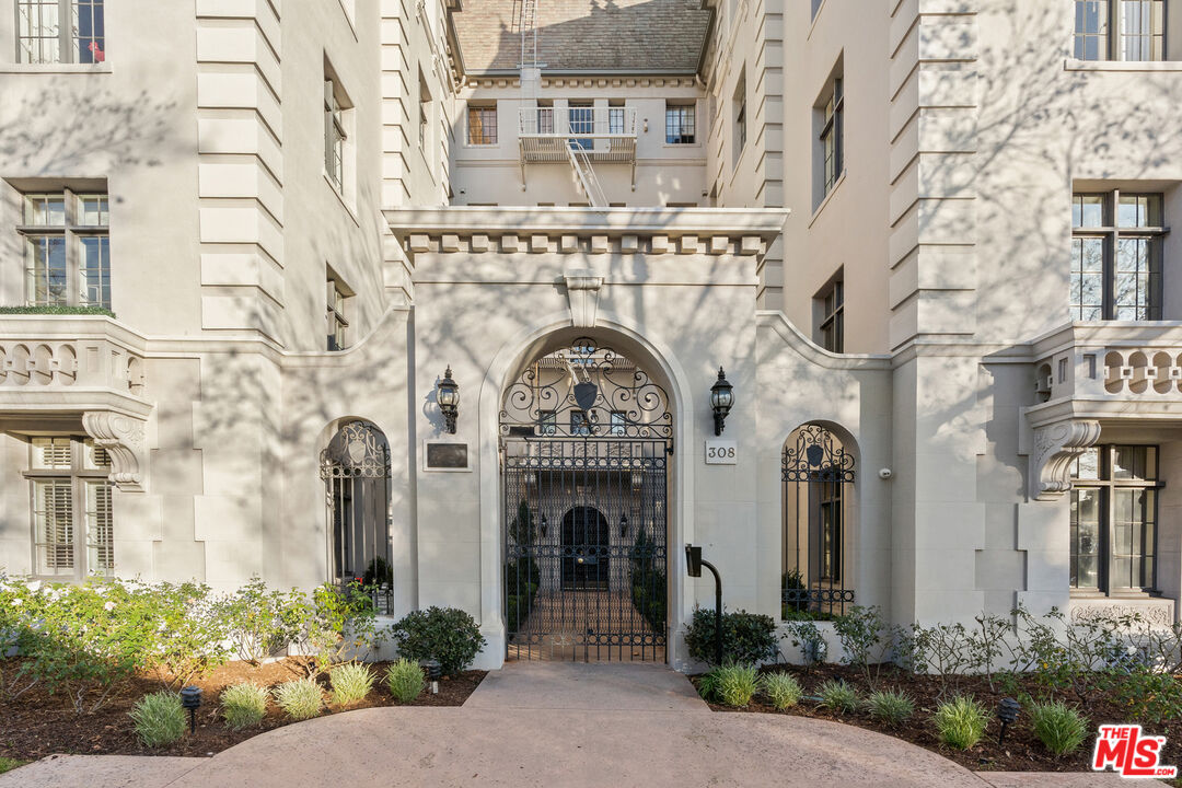 308 N Sycamore Unit: 102