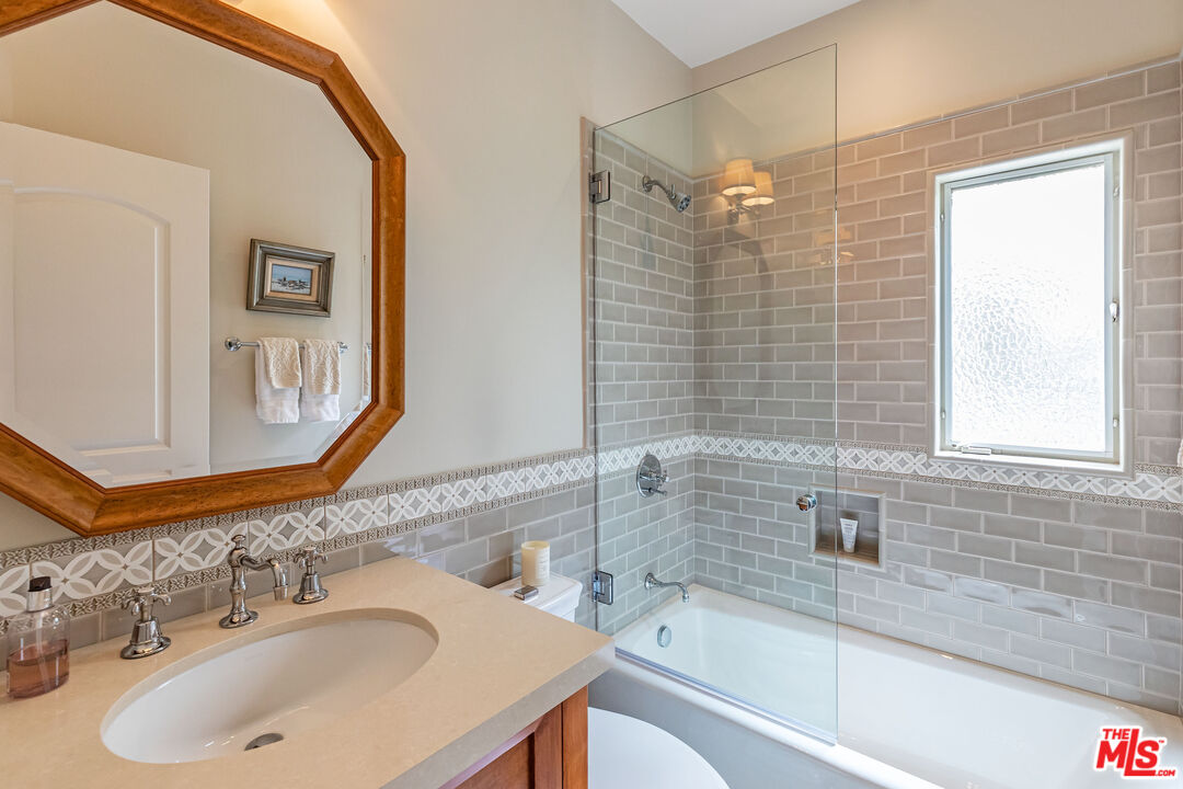 1185 Corsica Dr