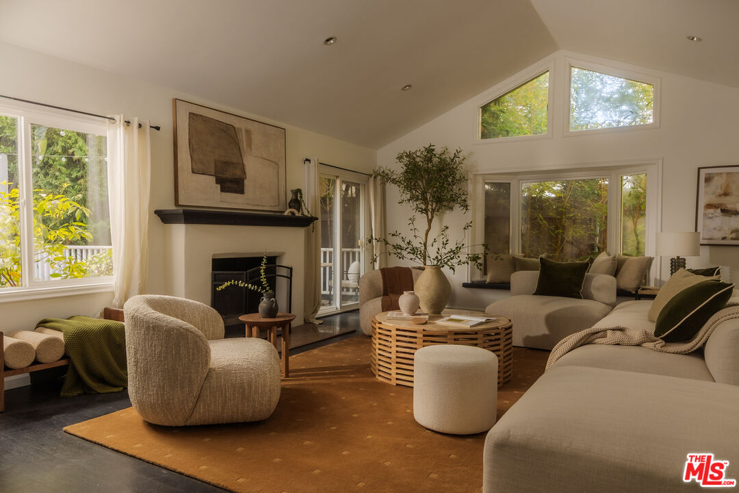 9146 St Ives Dr