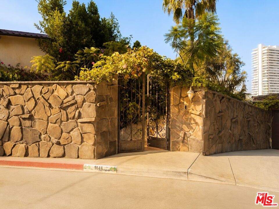 9146 St Ives Dr