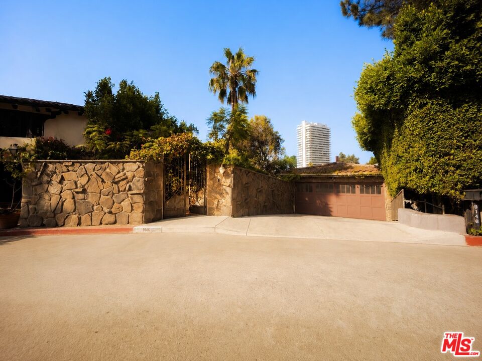 9146 St Ives Dr