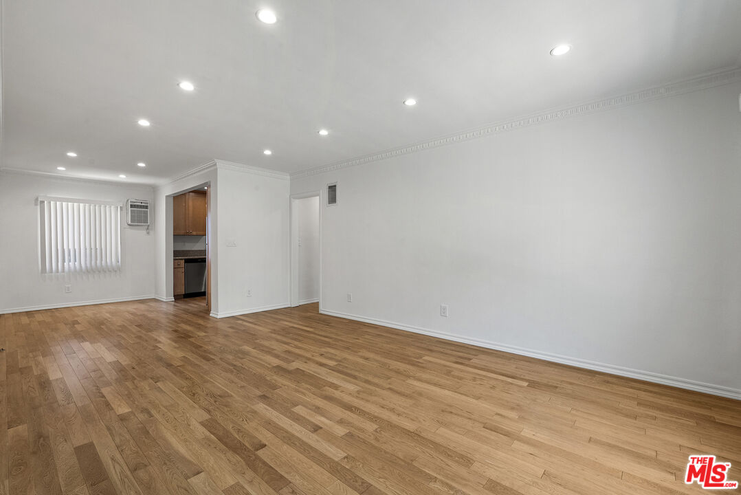 1233 N Harper Ave Unit: 6