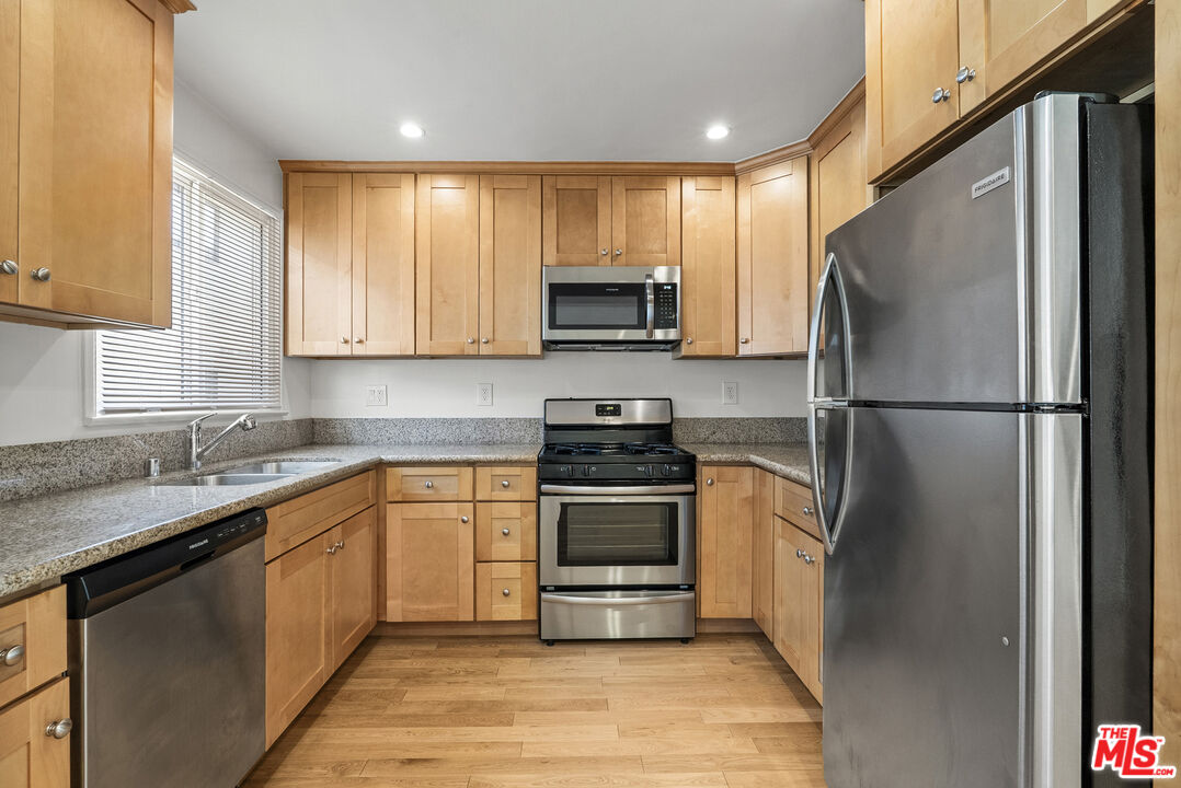 1233 N Harper Ave Unit: 6