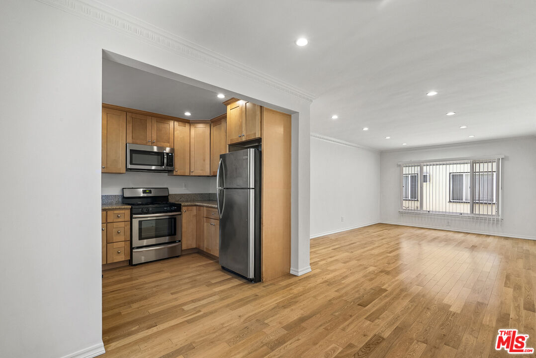 1233 N Harper Ave Unit: 6