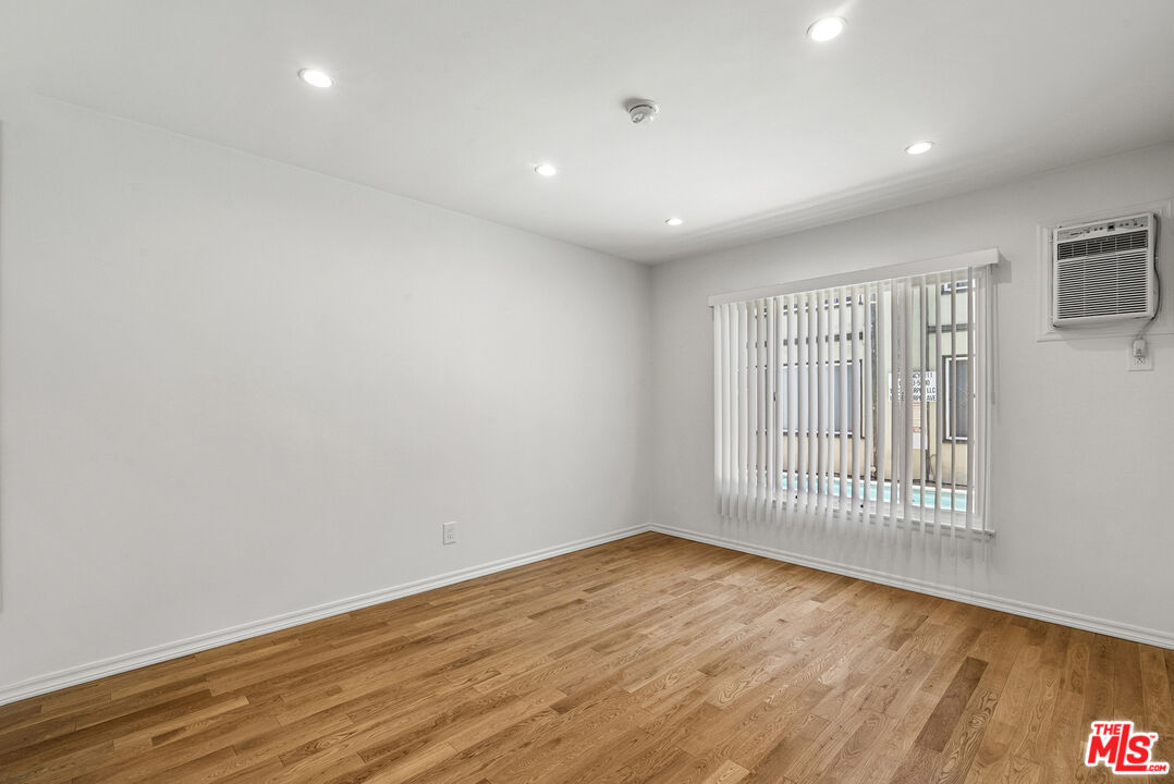 1233 N Harper Ave Unit: 6
