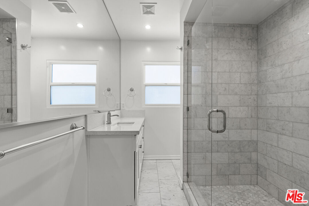 1233 N Harper Ave Unit: 6