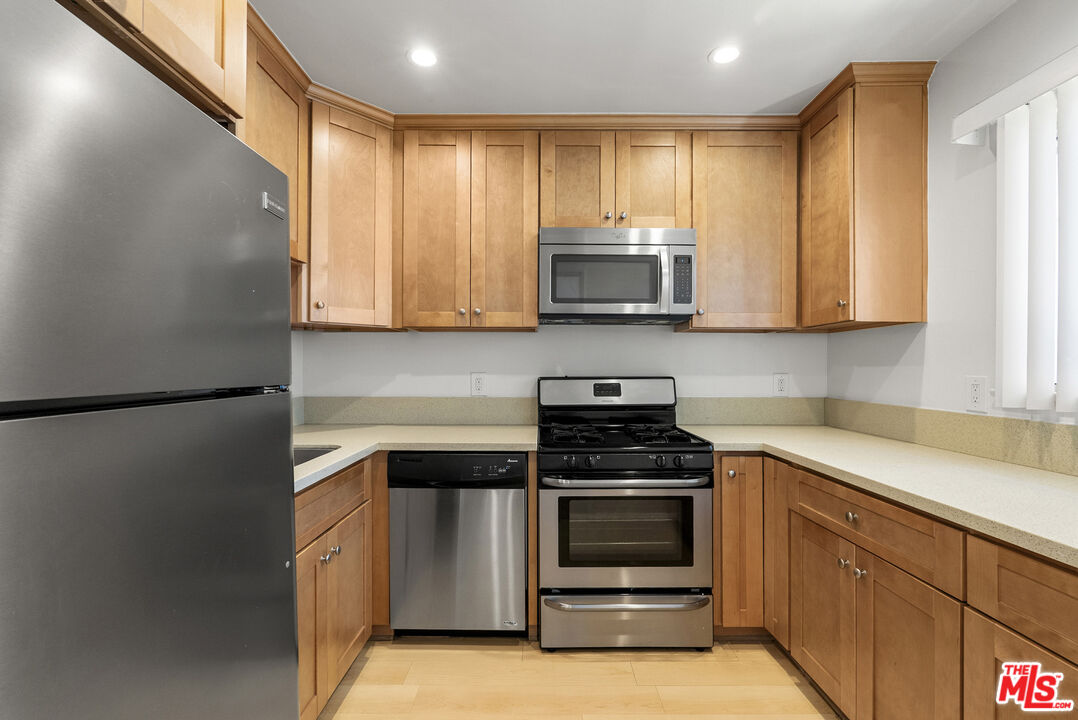 1235 N Harper Ave Unit: 25