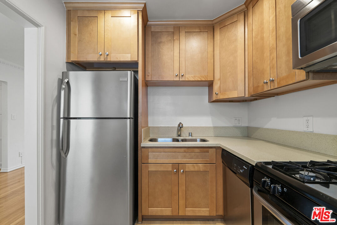 1235 N Harper Ave Unit: 25