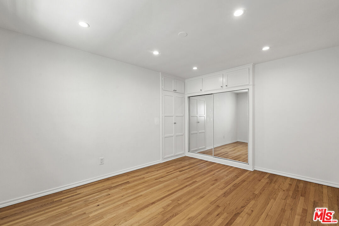 1235 N Harper Ave Unit: 25