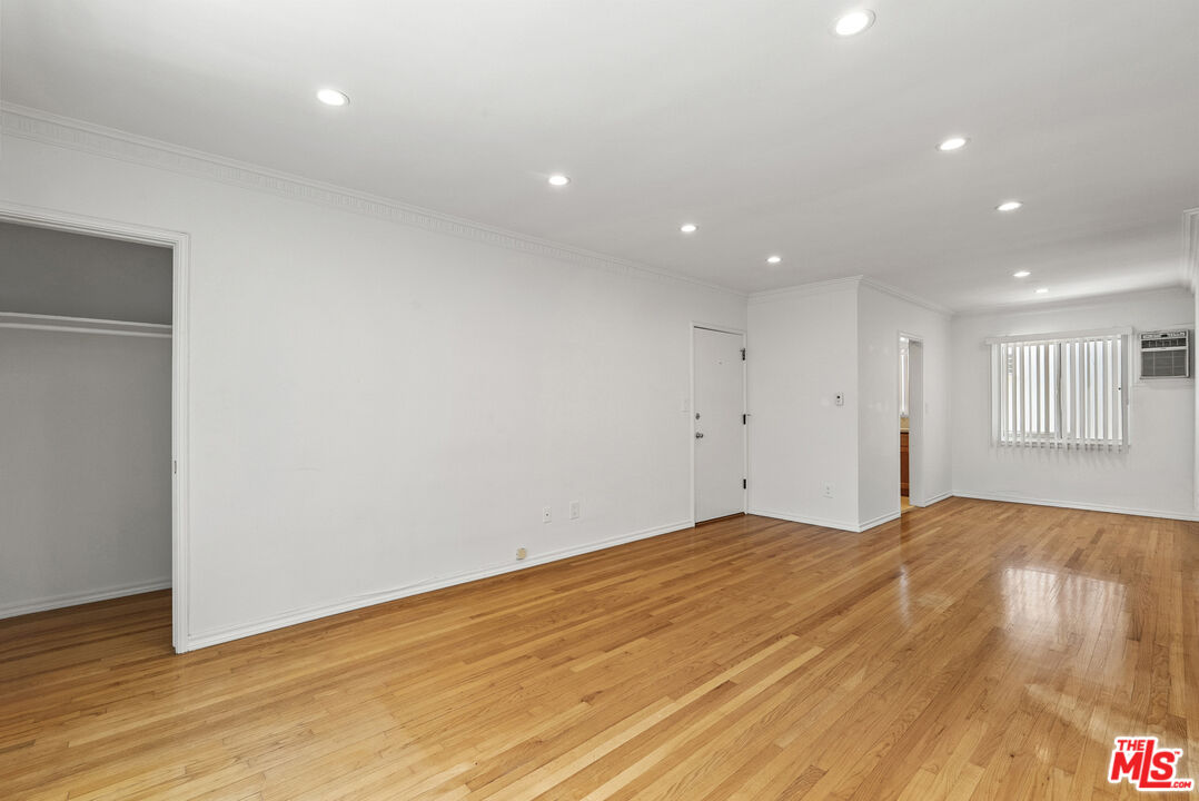 1235 N Harper Ave Unit: 25