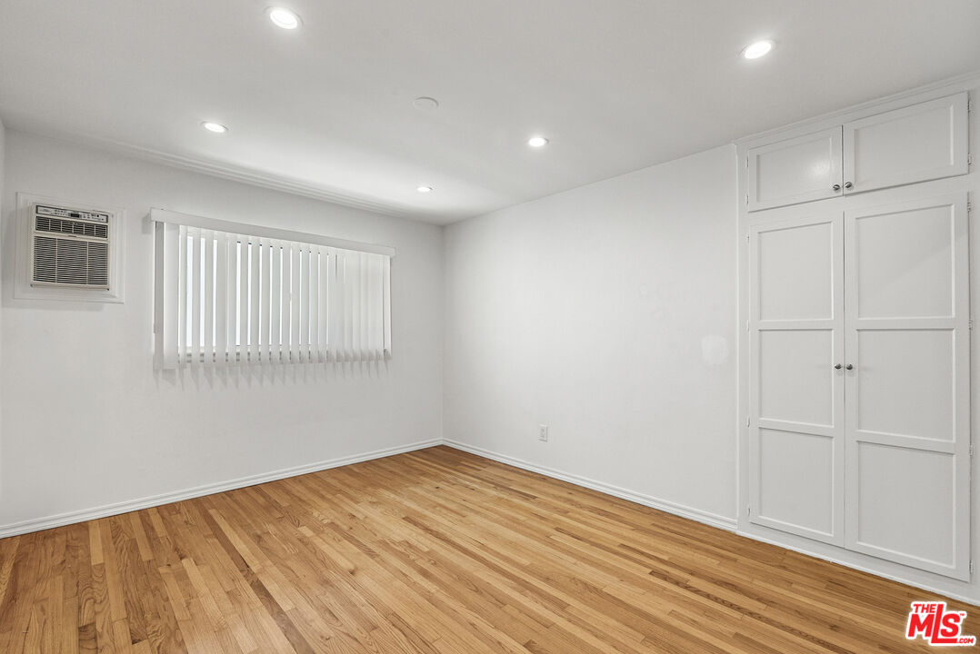 1235 N Harper Ave Unit: 25