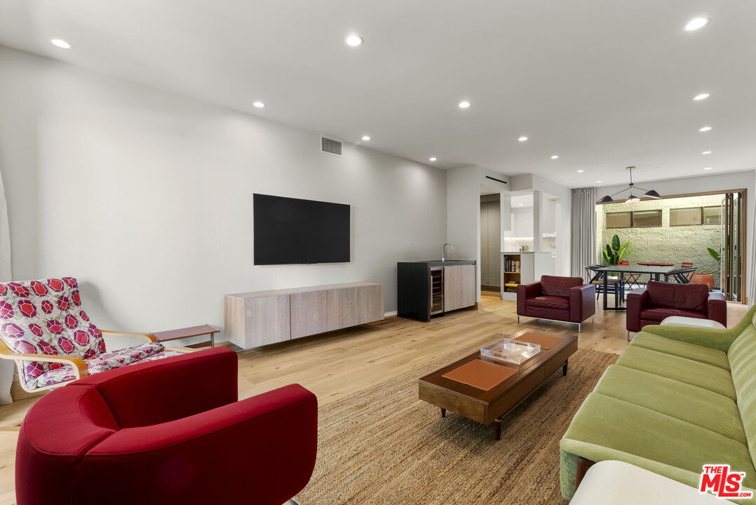 9000 Cynthia St Unit: 207