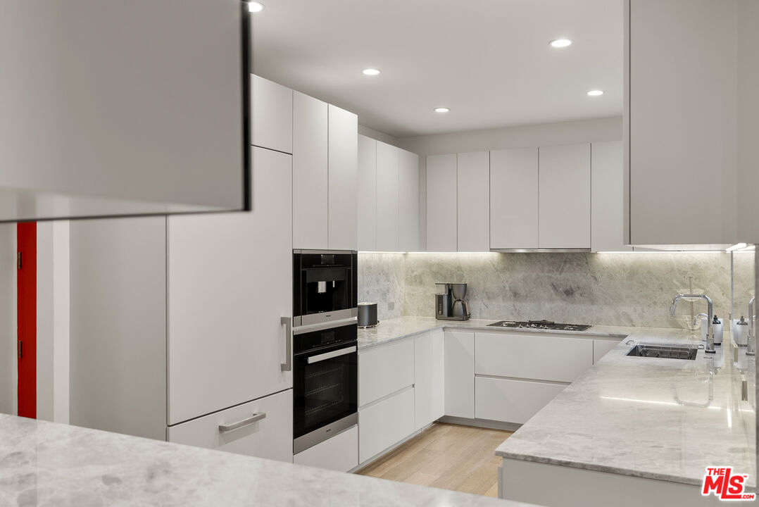 9000 Cynthia St Unit: 207