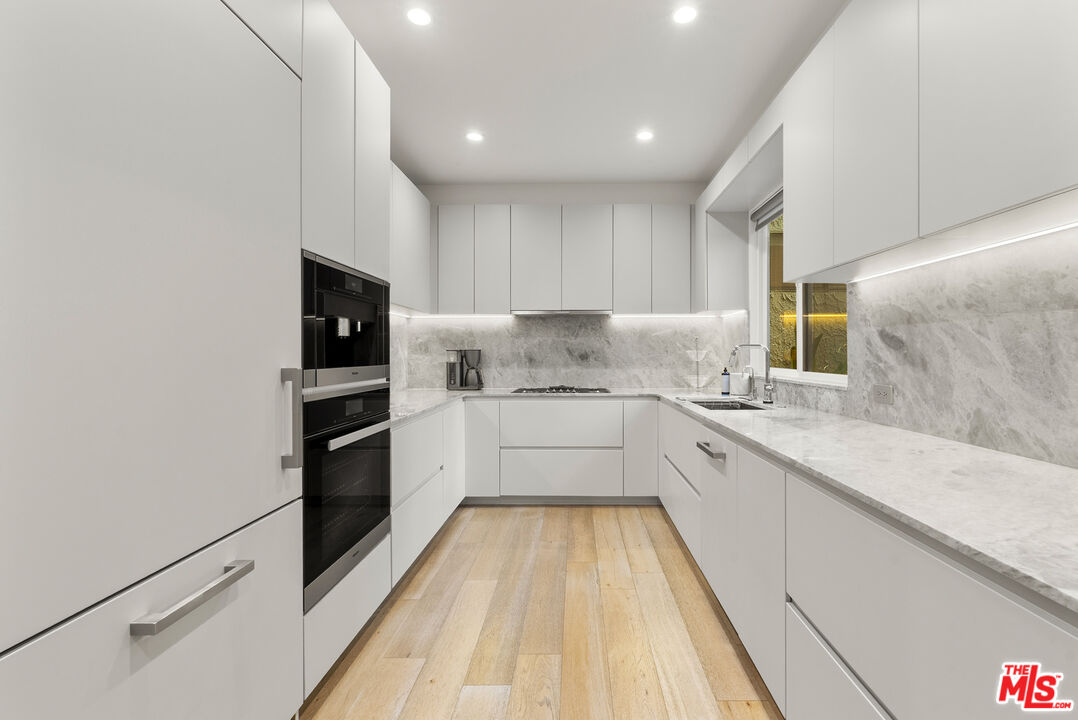 9000 Cynthia St Unit: 207