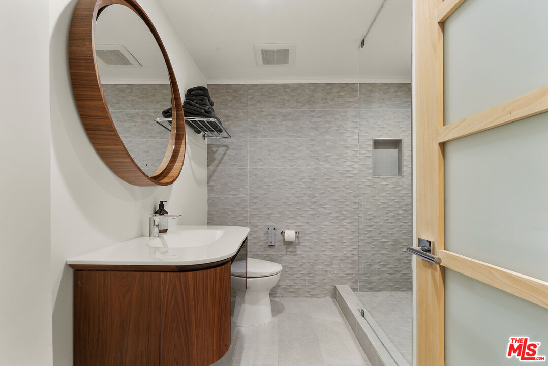 9000 Cynthia St Unit: 207
