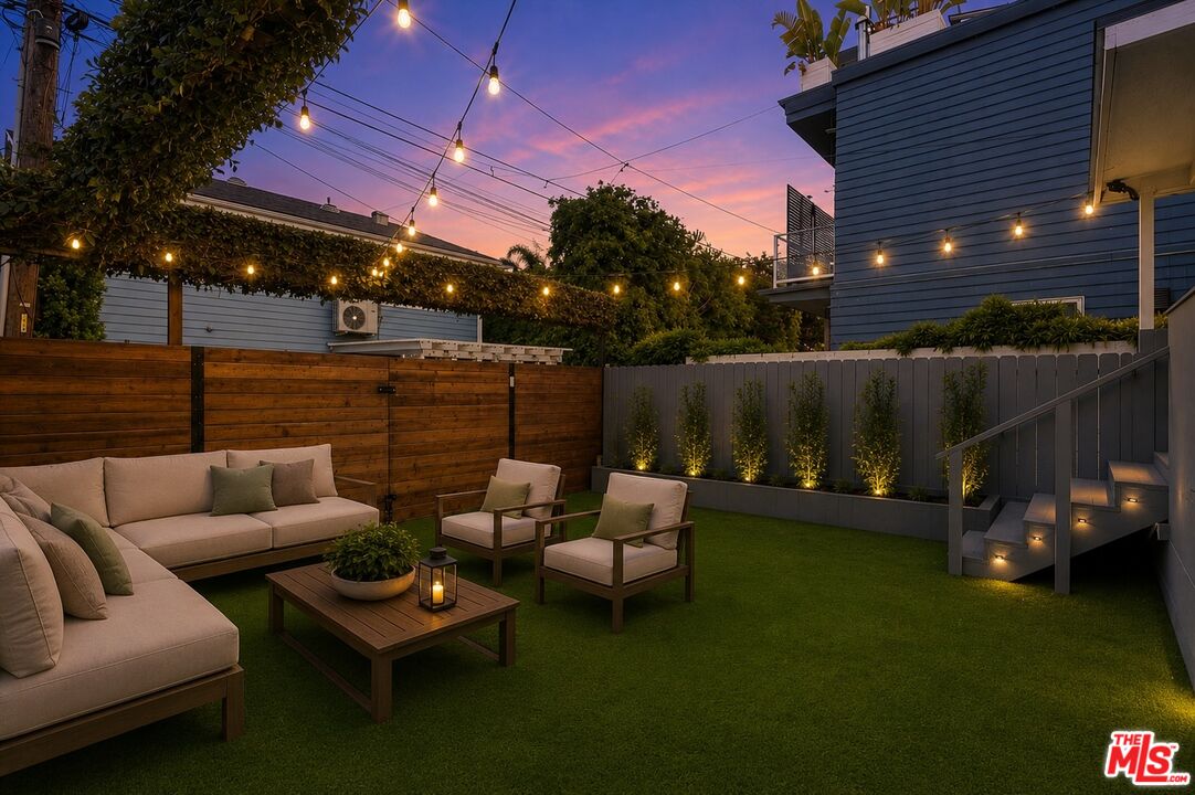 806 Navy St