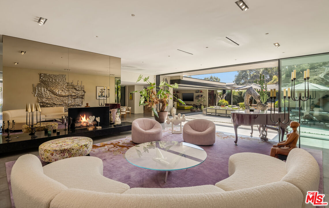 1087 Moraga Dr