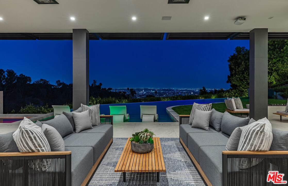 9364 Beverly Crest Dr