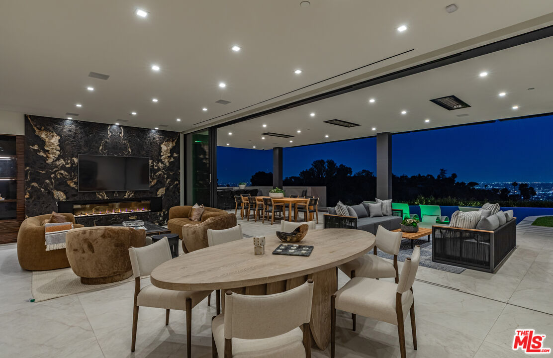 9364 Beverly Crest Dr