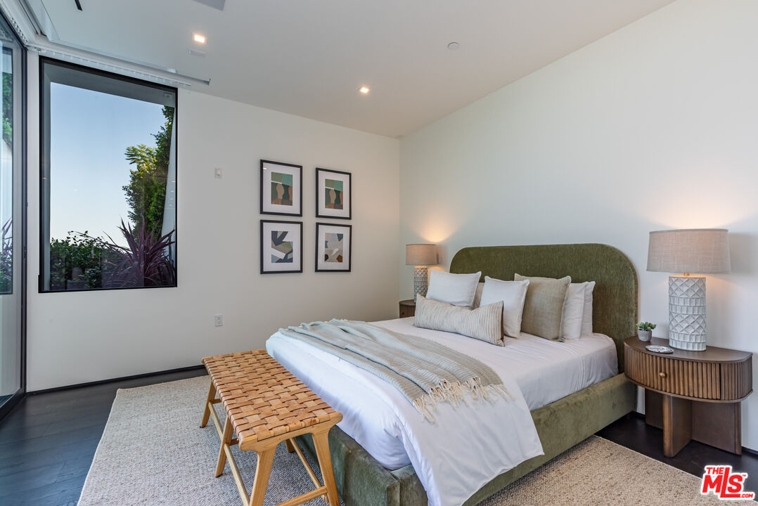 9364 Beverly Crest Dr