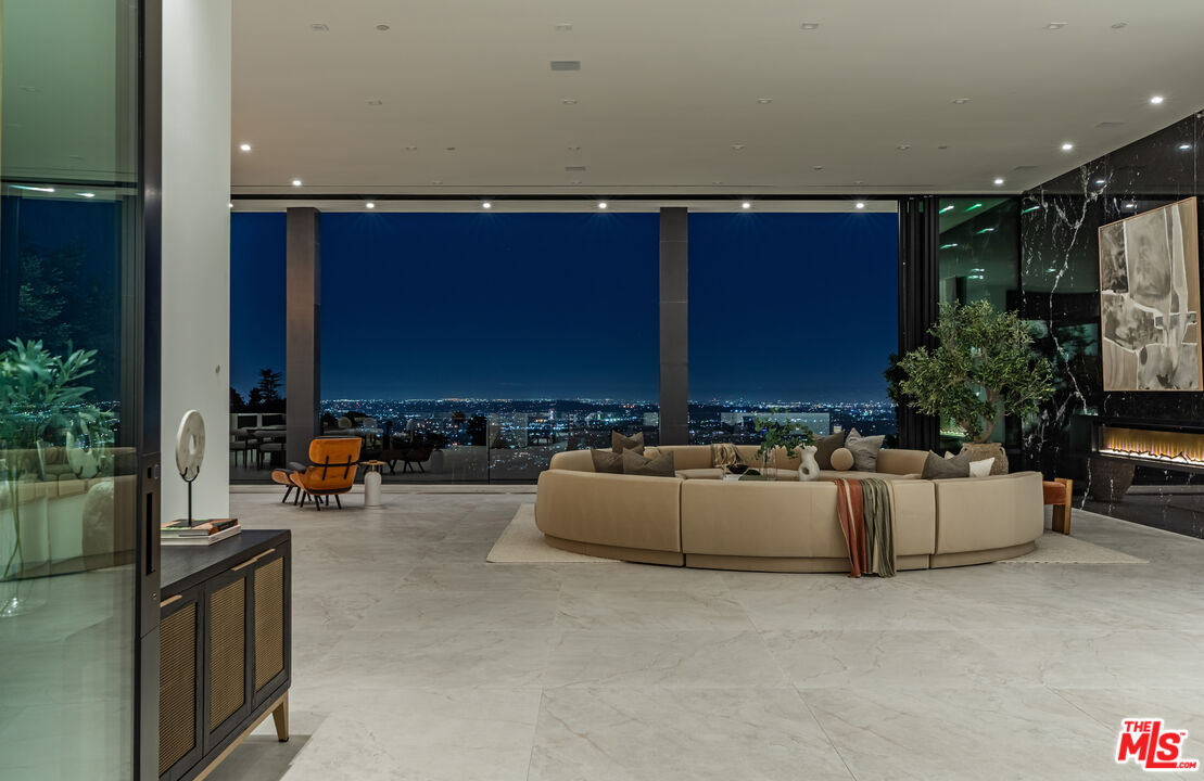 9364 Beverly Crest Dr